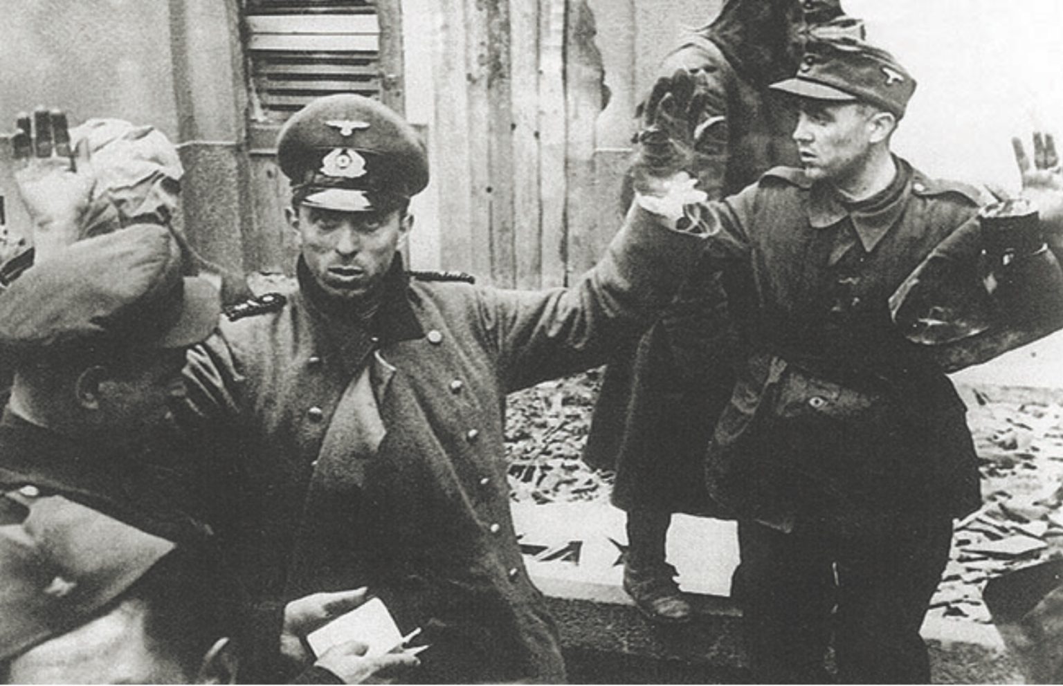 Первое крупное поражение германии. Немецкие солдаты сдаются в плен 1945. Берлин 1945 немцы сдаются в плен. Дивизия Нордланд Берлин 1945. Немецкие солдаты сдаются в плен в Берлине.