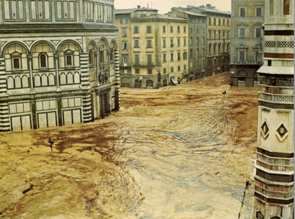 Florence noyée sous les eaux de l'Arno. novembre 1966